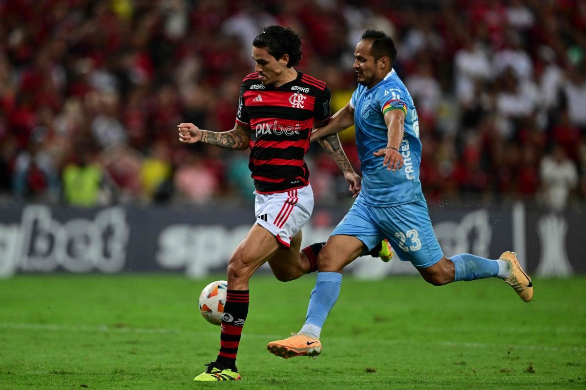 Pedro, do Flamengo, e Justiniano, do Bolívar (foto: PORCIUNCULA / AFP)