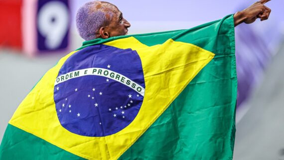 Piu com a bandeira do Brasil nas costas (foto: Wander RobertoCOB)