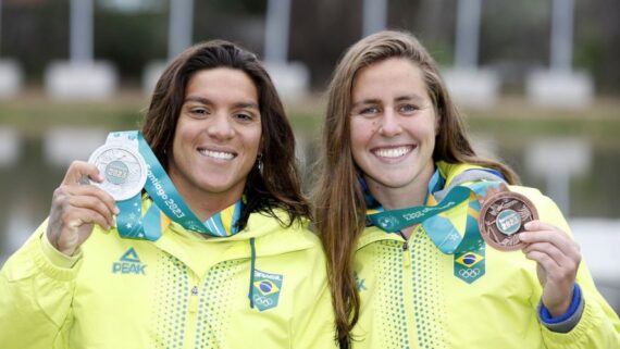 Nadadoras mostram medalhas (foto: Satiro Sodré/CBDA)