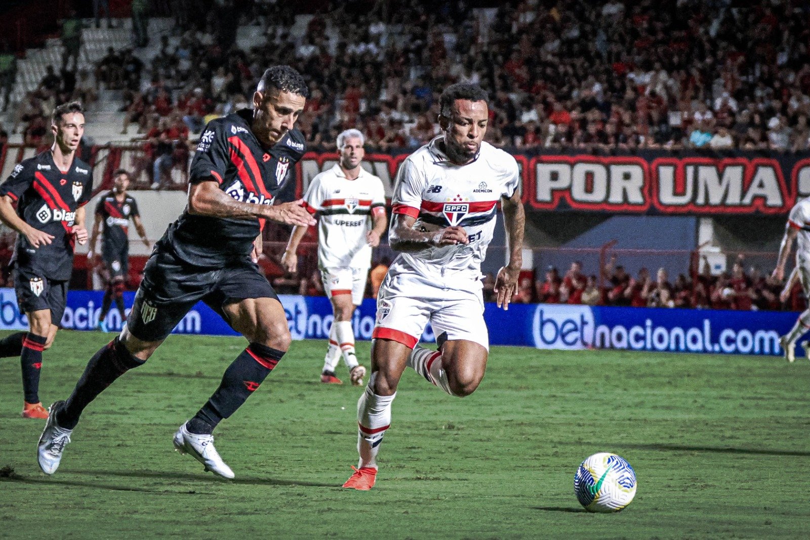 Atlético-GO e São Paulo se enfrentam neste domingo (11/8) (foto: Ingryd Oliveira/ACG)