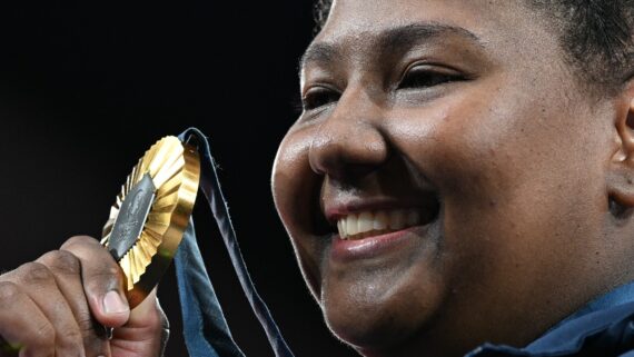 Beatriz Souza sorri com a medalha de ouro (foto: Leandro Couri/EM/D.A Press)