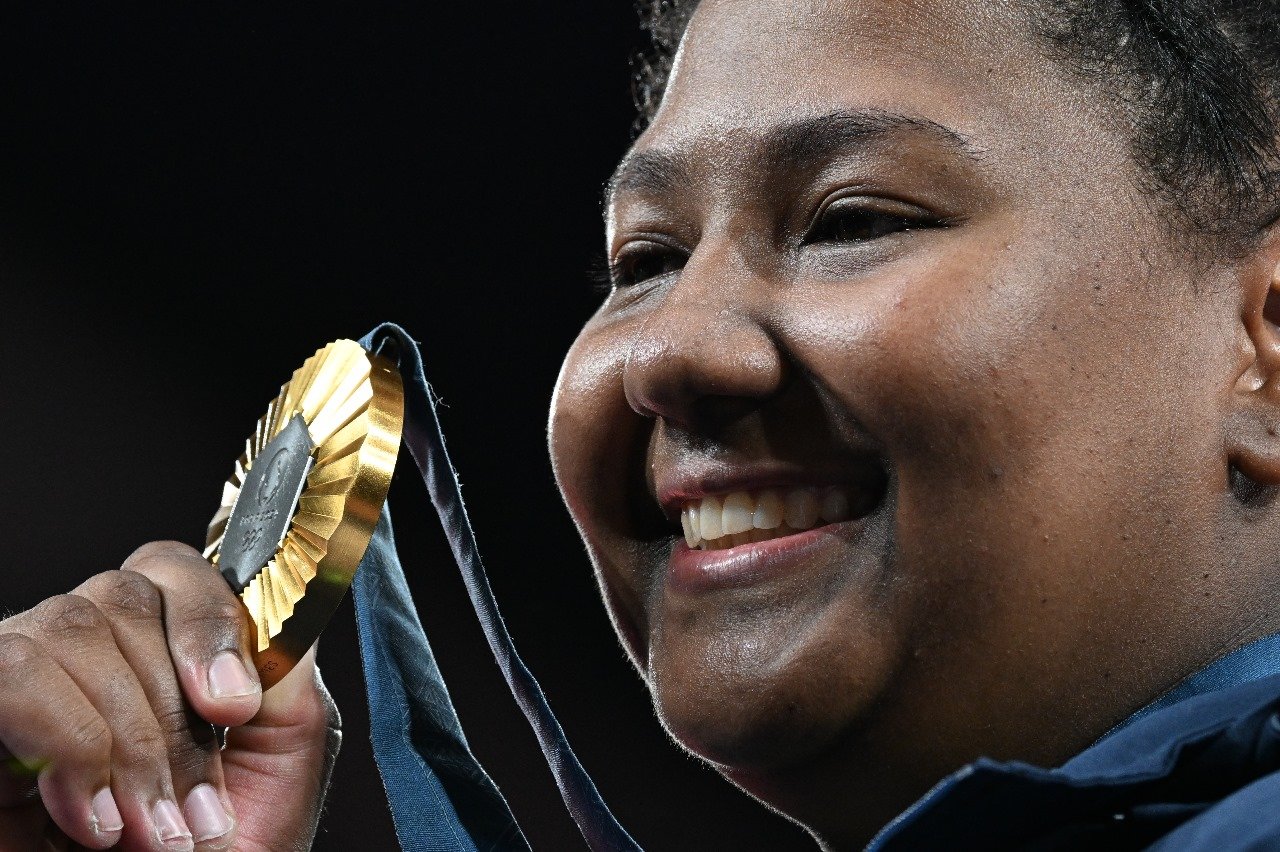 Beatriz Souza sorri com a medalha de ouro (foto: Leandro Couri/EM/D.A Press)