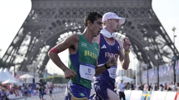 Caio Bonfim na prova da marcha atlética (foto: Alexandre Loureiro/COB)