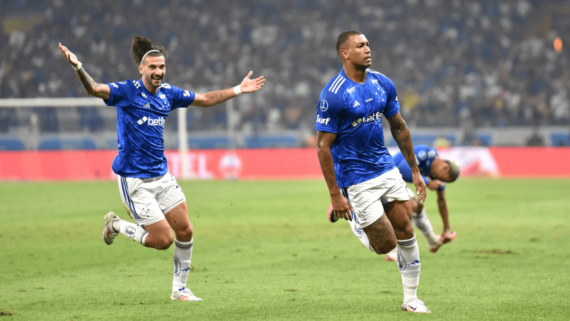 Jogadores do Cruzeiro comemorando gol sobre o Boca Juniors (foto: Ramon Lisboa/EM/D.A Press)