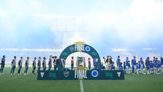 Jogadores de Cruzeiro e Atlético perfilados antes de clássico no Mineirão (foto: Leandro Couri/EM/D.A.Press)