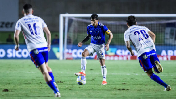 Lucas Romero com a bola dominada (foto: Gustavo Aleixo/Cruzeiro)