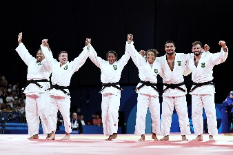 Equipe mista de judô brasileira nos Jogos Olímpicos de Paris (foto: Miriam Jeske/COB)