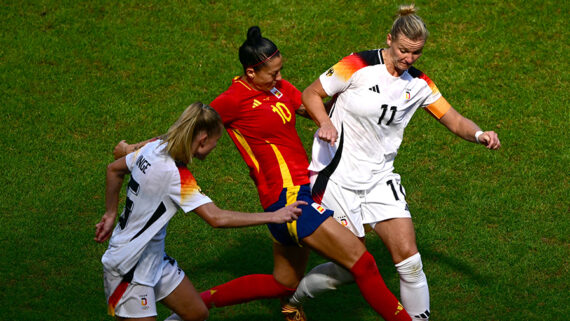 Jogadoras disputam bola (foto: OLIVIER CHASSIGNOLE / AFP)