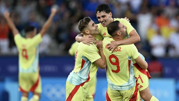 Jogadores celebram título (foto: PATRICIA DE MELO MOREIRA / AFP)