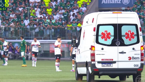 Ambulância socorreu patryck Lanza, do São Paulo (foto: Reprodução/TV Globo)