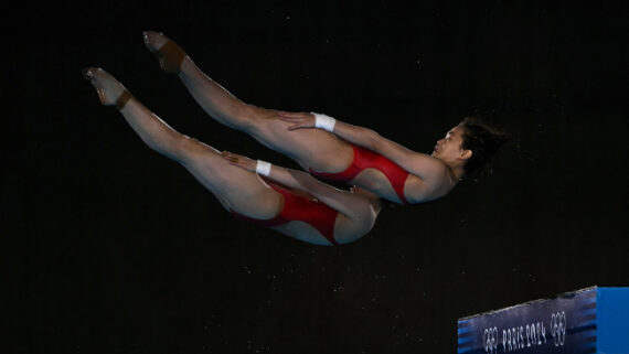 Chen Yuxi e Quan Hongchan foram ouro no salto sincronizado (foto: AFP)