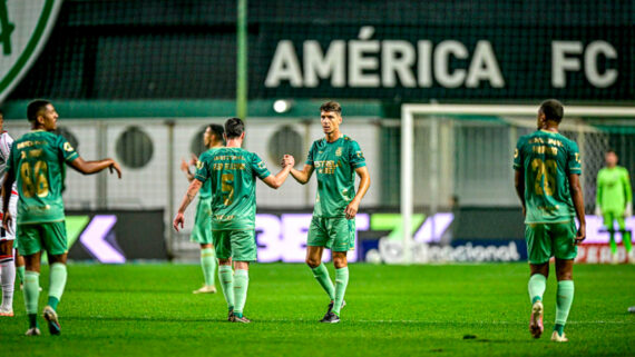 América em jogo da Série B (foto: Mourão Panda/América)