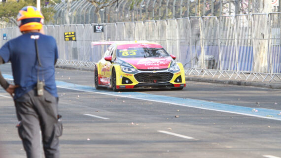 Pilotos fizeram o reconhecimento da pista da Stock Car, ao redor do Mineirão (foto: Edésio Ferreira/EM DA Press)