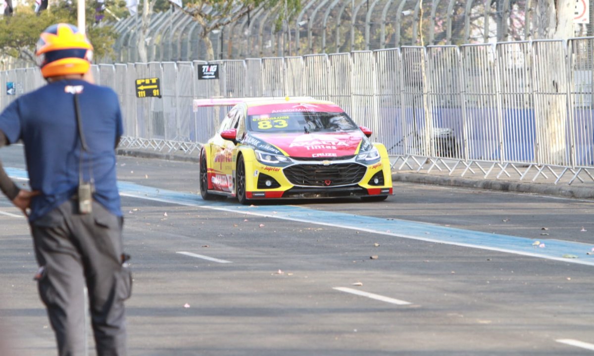 Pilotos fizeram o reconhecimento da pista da Stock Car, ao redor do Mineirão (foto: Edésio Ferreira/EM DA Press)