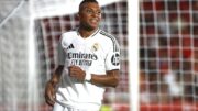 Mbappé com a camisa do Real em campo (foto: JAIME REINA / AFP)