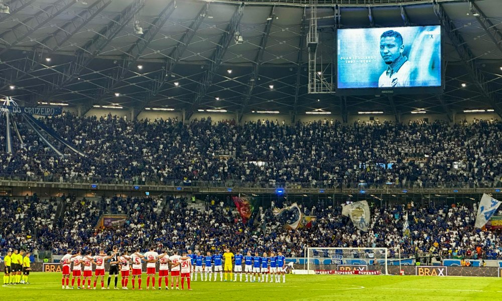Minuto de silêncio no Mineirão (foto: Ramon Lisboa/EM/D.A.Press)
