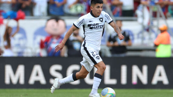 Thiago Almada em campo pelo Botafogo (foto: Vítor Silva/Botafogo)