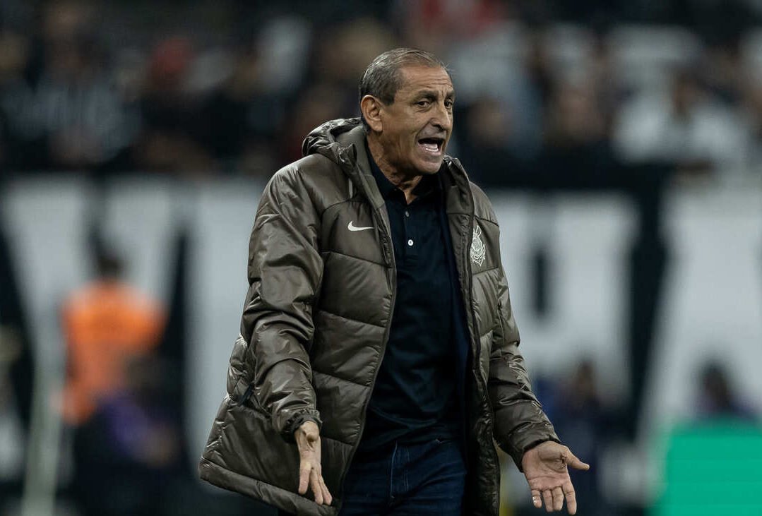 Ramón Diaz, treinador do Corinthians à beira do campo (foto: Rodrigo Coca/Ag. Corinthians)