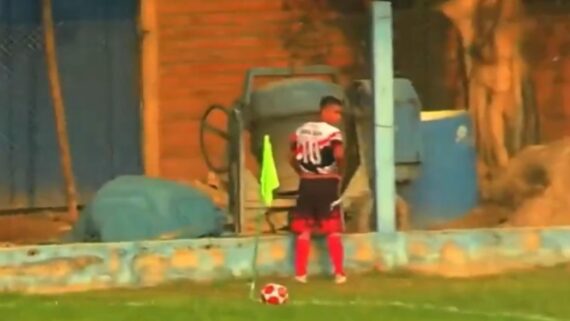 Jogador urina durante jogo pela Copa Peru (foto: Reprodução/Redes Sociais)