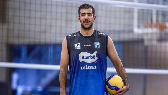 Karimi segura uma bola de vôlei (foto: Hedgard Moraes/Minas Tênis Clube)