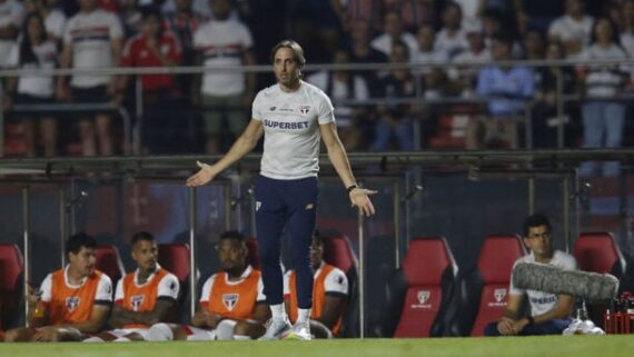 Zubeldía abre os braços e olha para o campo durante jogo (foto: Rubens Chiri e Paulo Pinto/Saopaulofc.net)