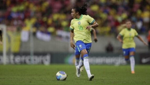 Marta em campo, olhando para o lado (foto: Lívia Villas Boas / CBF)