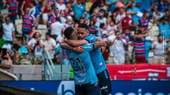 Pikachu e Moisés se abraçam em comemoração do gol do Fortaleza (foto: Leonardo Moreira/FEC)