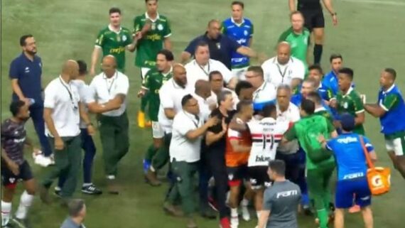 Jogadores e funcionários de Palmeiras e São Paulo se empurram no campo (foto: Reprodução de vídeo / Premiere)