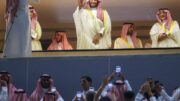 Principe saudita acena (foto: AFP )