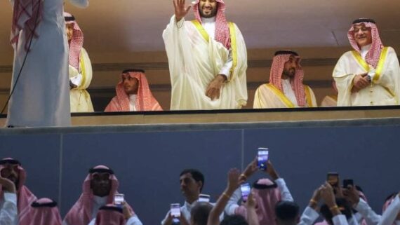 Principe saudita acena (foto: AFP )