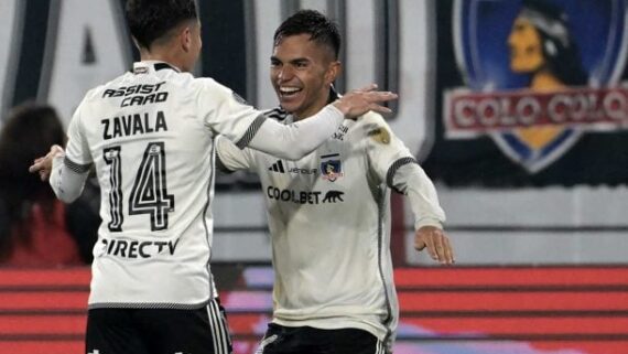 Jogadores do Colo-Colo comemorando (foto: Rodrigo Arangua/AFP via Getty Images)