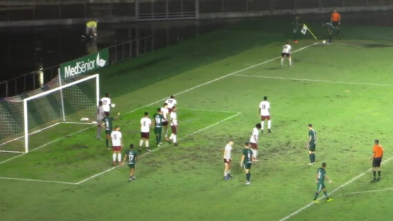 Jogo no estádio Kléber Andrade, em Cariacica (foto: Reprodução/Tiva TV)