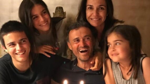 Luis Enrique ao lado da família e de Xana, que morreu aos 9 anos em 2019 (foto: Fundação Xana/Divulgação)