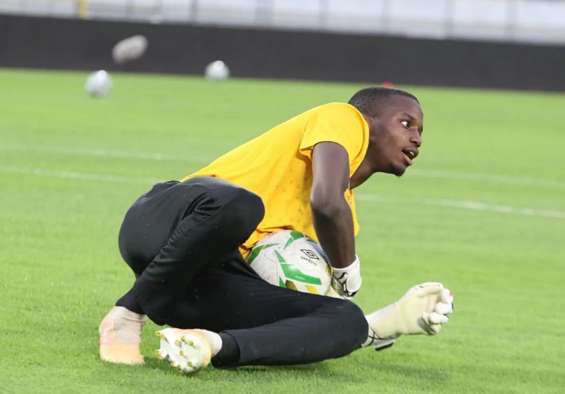 Goleiro leva três gols em menos de dez minutos e é consolado por juiz