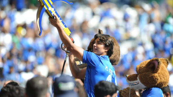 Marcelo Moreno atira camisa em direção à torcida do Cruzeiro (foto: Leandro Couri/EM/D.A.Press)