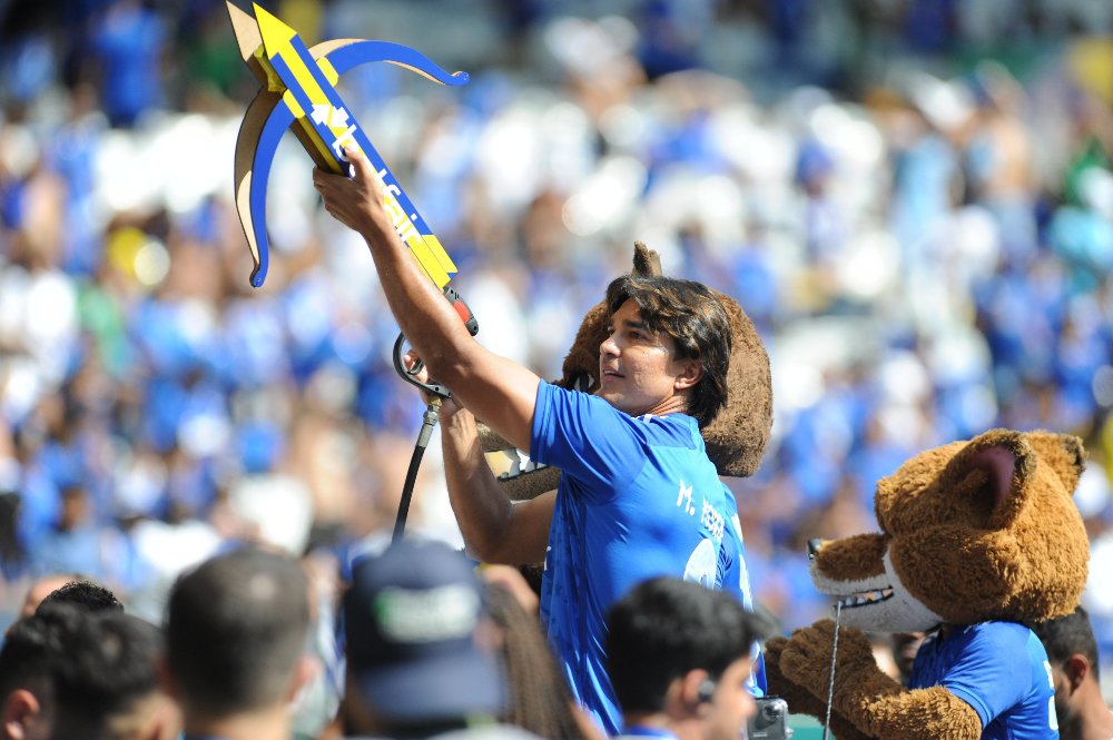 Marcelo Moreno atira camisa em direção à torcida do Cruzeiro (foto: Leandro Couri/EM/D.A.Press)