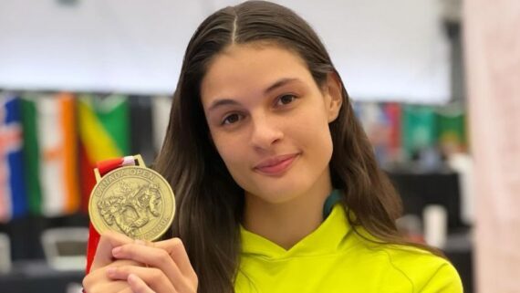 Atleta segura medalha (foto: Reprodução / Redes sociais )