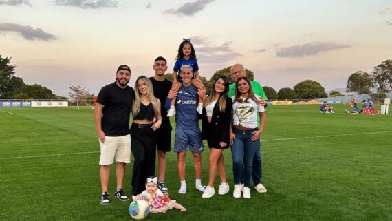 Matheus Vital e sua família no treino do Cruzeiro nessa sexta-feira (9/8) (foto: Redes sociais/Reprodução)