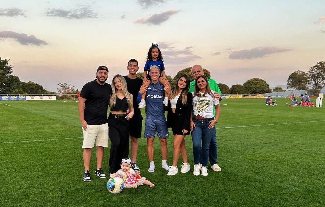 Matheus Vital e sua família no treino do Cruzeiro nessa sexta-feira (9/8) (foto: Redes sociais/Reprodução)
