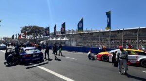 Pilotos no grid para a prova principal da Stock Car no entorno do Mineirão - Crédito: 
