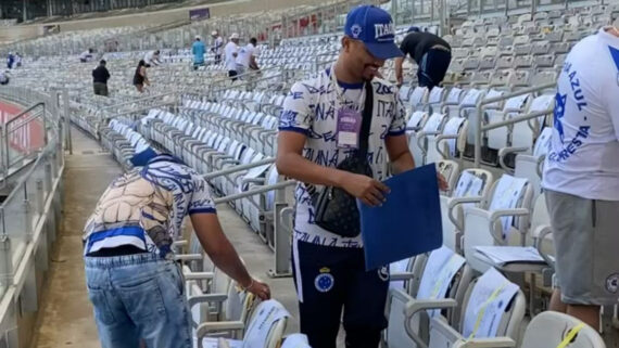 Torcida do Cruzeiro no Mineirão fazendo mosaico (foto: Victor Moreira/TV Alterosa)