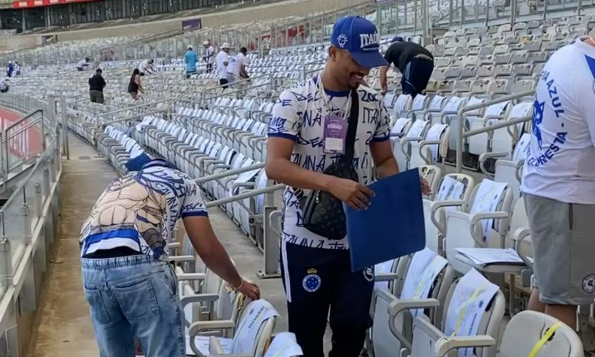 Torcida do Cruzeiro no Mineirão fazendo mosaico (foto: Victor Moreira/TV Alterosa)