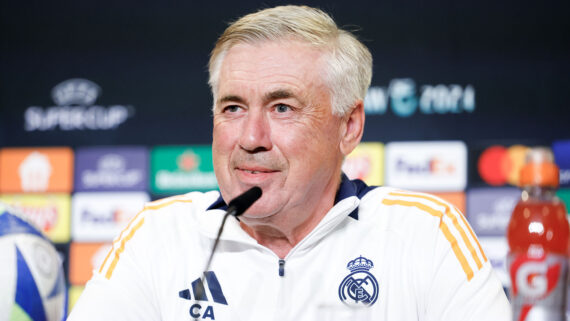 Carlo Ancelotti dá entrevista em Varsóvia (foto: Pedro Castillo e Antonio Villalba/Real Madrid)