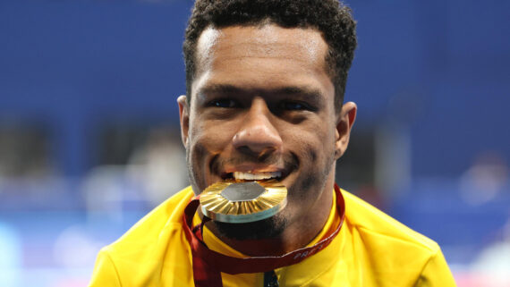 Gabrielzinho com a medalha de ouro em Paris (foto: Alexandre Schneider/CPB)