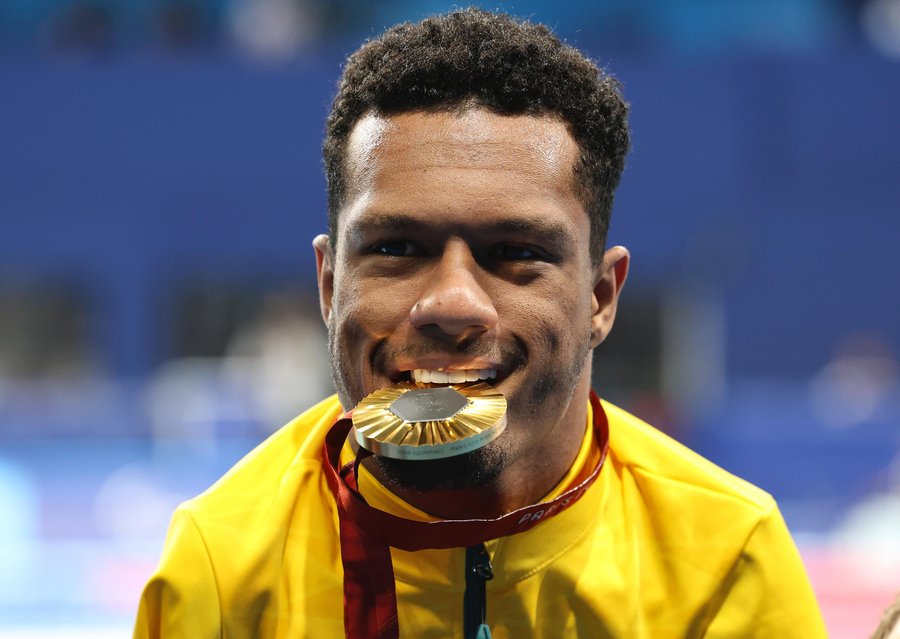 Gabrielzinho com a medalha de ouro em Paris (foto: Alexandre Schneider/CPB)