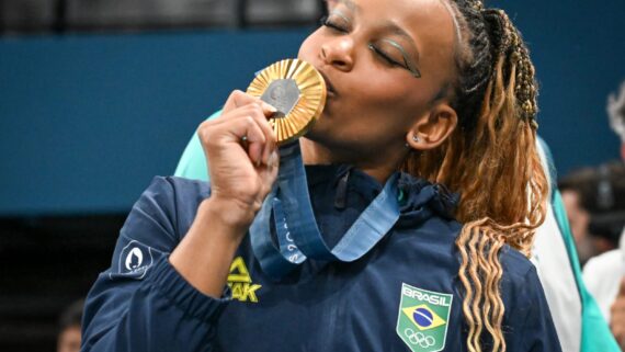 Rebeca Andrade beija medalha conquistada em Paris (foto: Leandro Couri/EM/D.A Press)