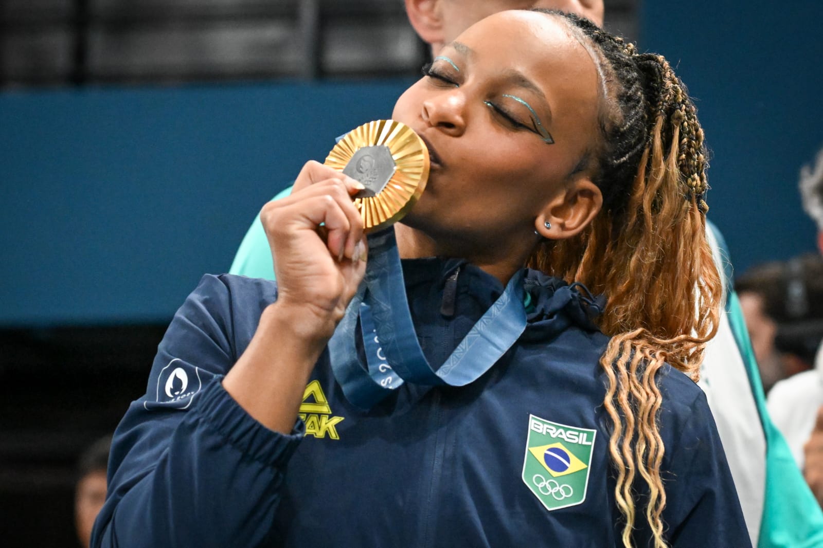 Rebeca Andrade beija medalha conquistada em Paris - (foto: Leandro Couri/EM/D.A Press)