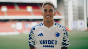 Robert com a camisa do Copenhagen FC, da Dinamarca (foto: Divulgação/Copenhagen FC)