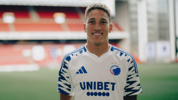 Robert com a camisa do Copenhagen FC, da Dinamarca (foto: Divulgação/Copenhagen FC)