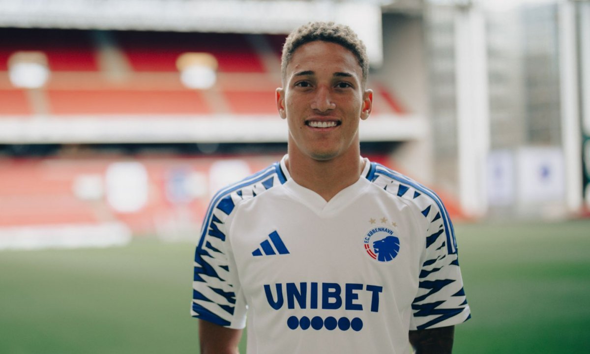 Robert com a camisa do Copenhagen FC, da Dinamarca (foto: Divulgação/Copenhagen FC)